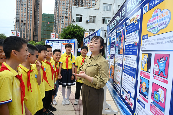 图4  老师正在给学生们讲解网络安全知识.png