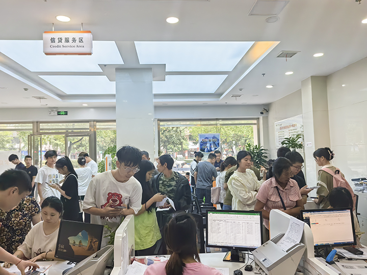 2助学贷款办理现场.png