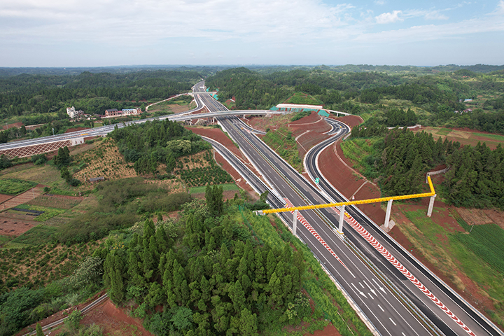 2 2023年9月13日，从空中俯瞰新建成的内（江）大（足）高速公路四川省内江市东兴区段 .png