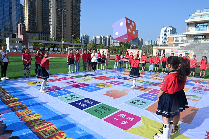 图4  学生们在参加国防知识大冲关趣味游戏.png