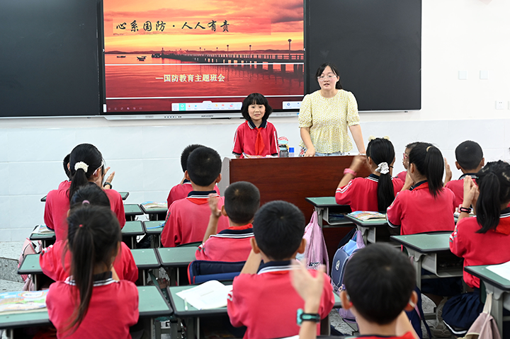 图5  学生们在参加国防教育主题班会.png