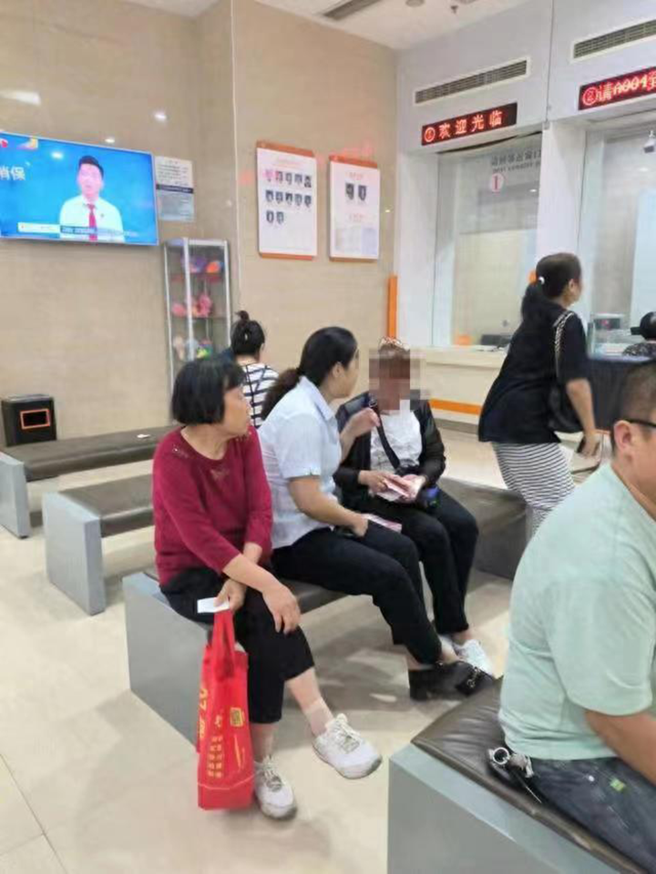 1工作人员耐心细致地劝说客户.png