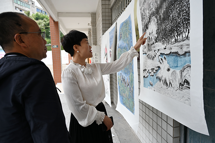 图3  书法联展吸引了众多干部群众的视线.png