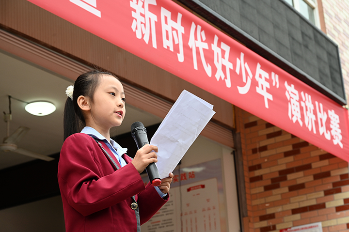图1  9月23日，内江市东兴区东兴街道新华社区，选手们通过演讲比赛进行“乡村普通话”擂台PK。.png