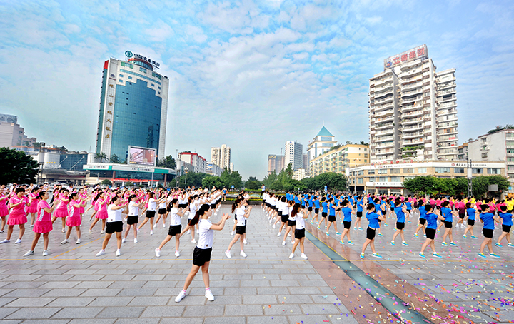 2 位于广安城南的城市广场已成为市民健身打卡地   张国盛 摄.jpg