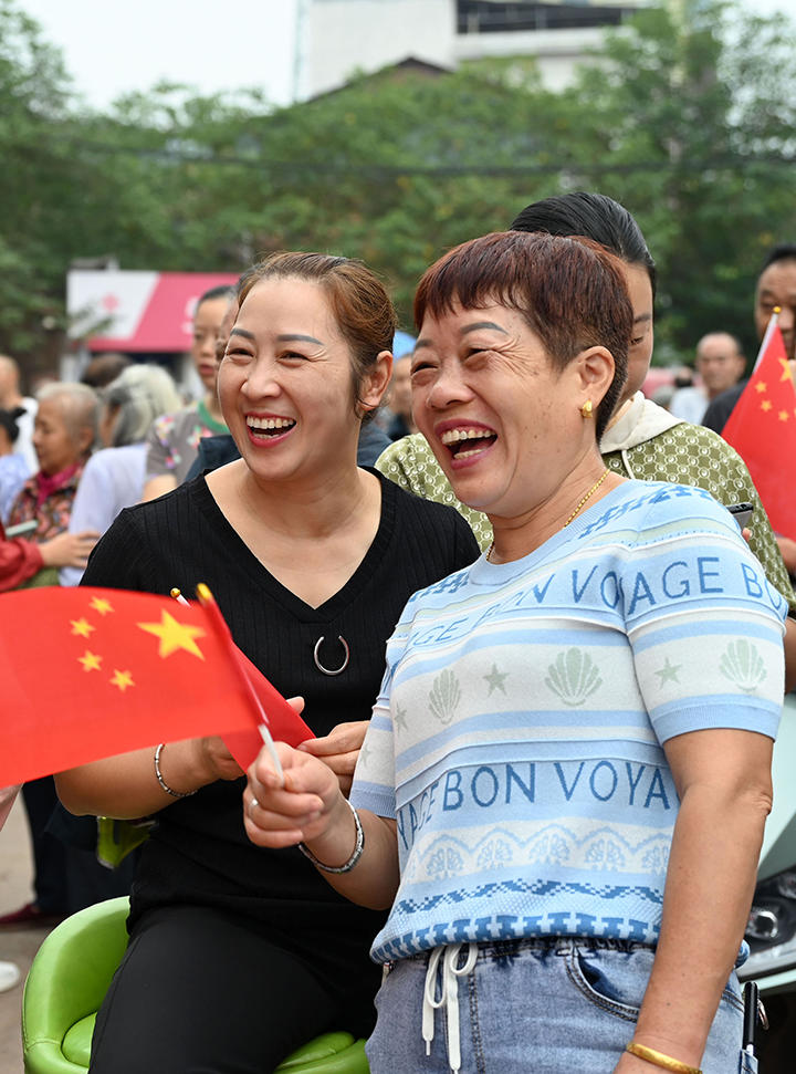 图2  精彩的文艺节目吸引了当地居民和过往游客的目光.png