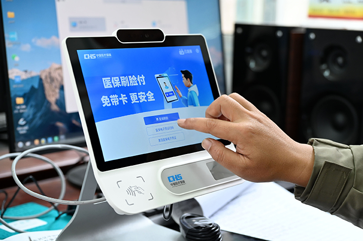 图3  技术人员现场培训医保人脸识别系统使用方法.png