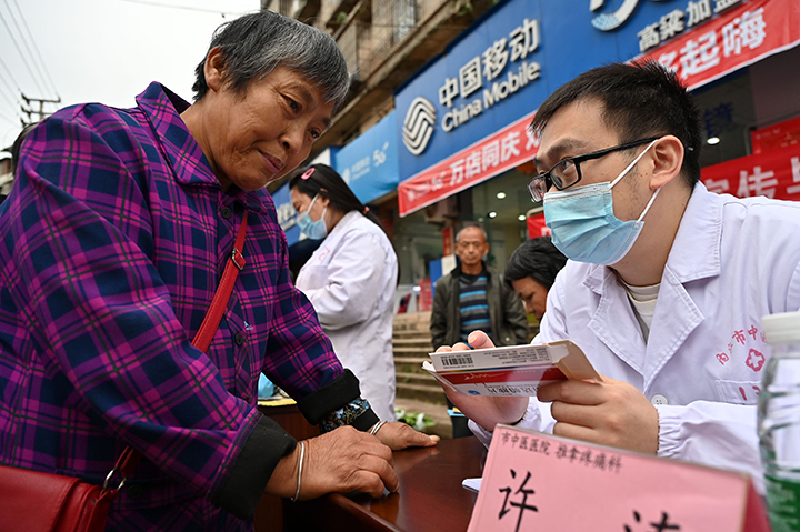图3  医护人员为社区居民提供用药指导.png