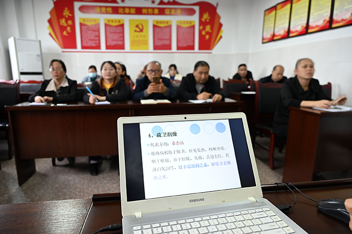 图4  10月19日，内江市东兴区高梁中心卫生院，医护人员正在接受中医适宜技术培训。.png