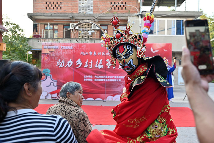 图3  戏剧演员与观众互动.jpg