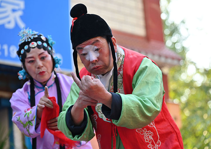 图4  10月21日，内江市东兴区新江街道红旗社区，精彩的戏剧表演给基层群众带来了丰盛的视听盛宴。.jpg