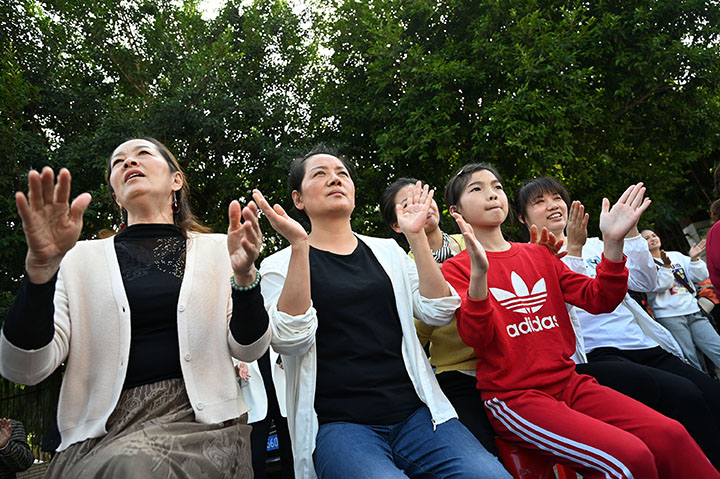 图5  精彩的表演赢得了群众的阵阵掌声.jpg