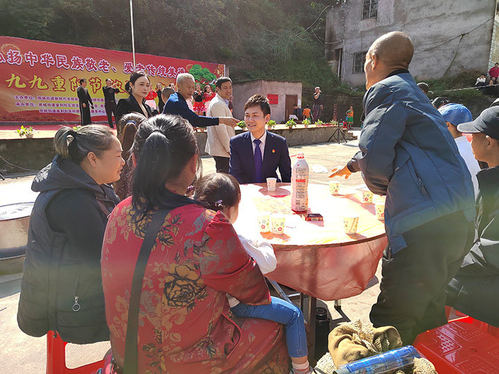 1三江支行重阳节进社区送温暖.jpg