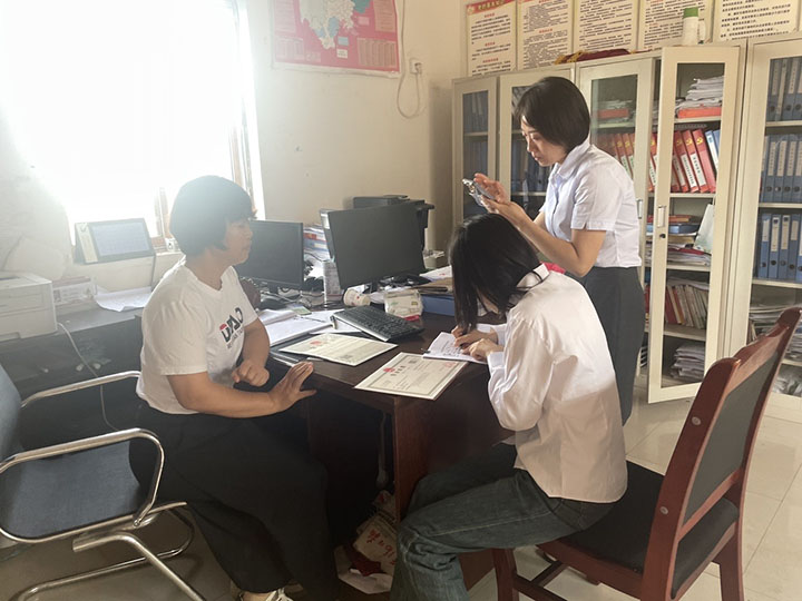 资阳农商银行对经营主体进行信息采集.jpg
