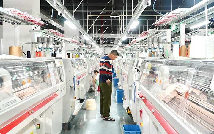 前锋区慕织公司生产车间里工人正在操作一线成型电脑横机  罗梓毓 摄.JPG