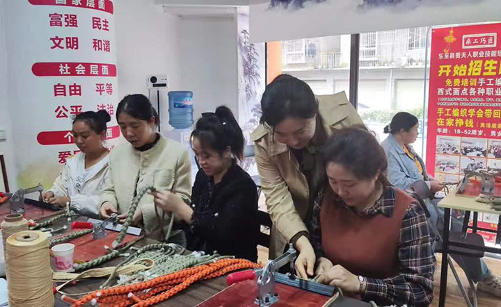 图4“桑工巧匠”灵活就业培训基地内，老师指导学员鞋面编织.jpg