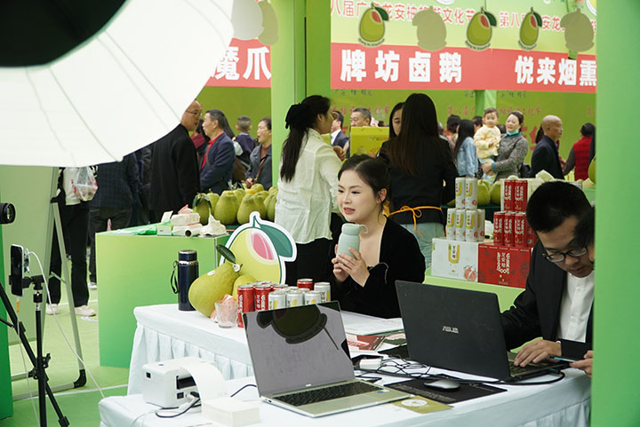 7 美食嘉年华现场 电商线上直播助农 罗梓毓摄.jpg