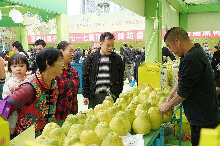 8市民购买龙安柚 罗梓毓摄.jpg
