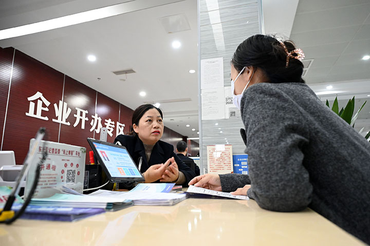 图1  11月15日，内江市东兴区政务服务中心，工作人员热情为办事群众提供优质服务。.jpg