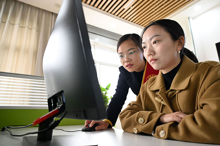 图4  工作人员指导办事群众线上办事.jpg