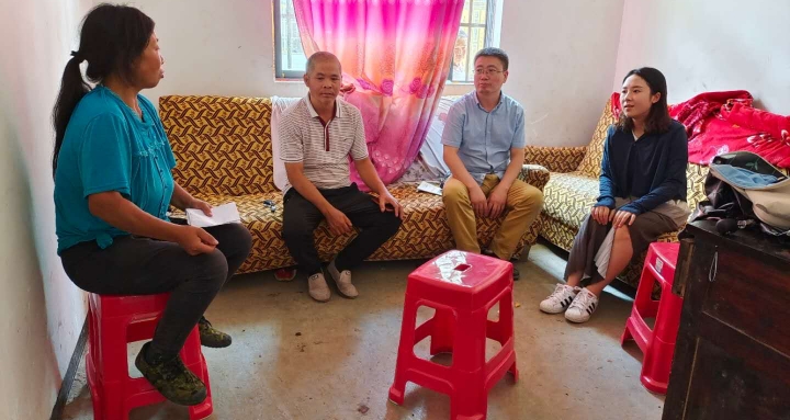 1曾涛与驻村工作队员陈平，村副主任杨发友一起走访脱贫户.jpg