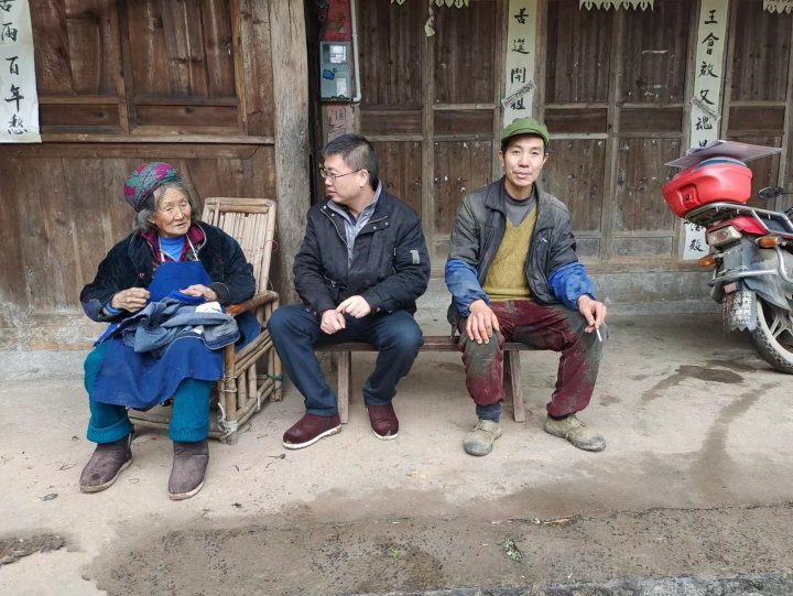 5曾涛在奇峰村民马永喜家入户走访_副本.jpg