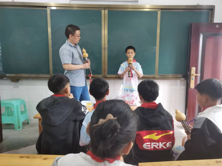 6曾涛在为奇峰村小学的孩子们上葫芦丝课_副本.jpg