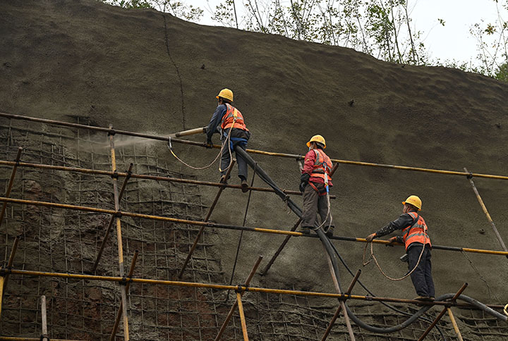 图4  筑路工人在内吴路项目施工现场喷浆浇筑护坡.jpg