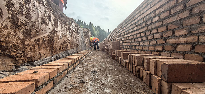 图3  民工加班加点修建水渠.jpg