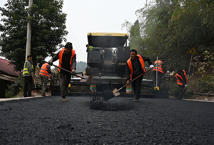 图3  筑路工人在石赤路铺筑沥青混凝土路面.jpg