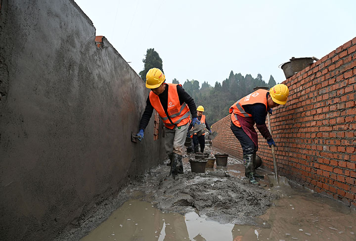 图5  济南城建的建设者们修建水渠.jpg