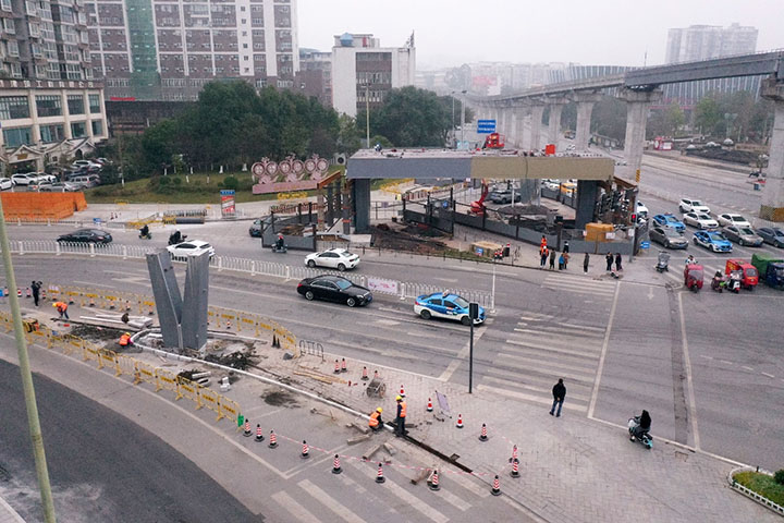 图1  1月5日，四川省广安市广安区城区市民广场人行天桥正在加紧建设中。（无人机拍摄）.jpg