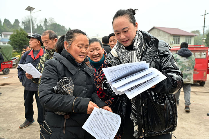 图4  油菜种植户正在学习油菜高产高效栽培技术.jpg