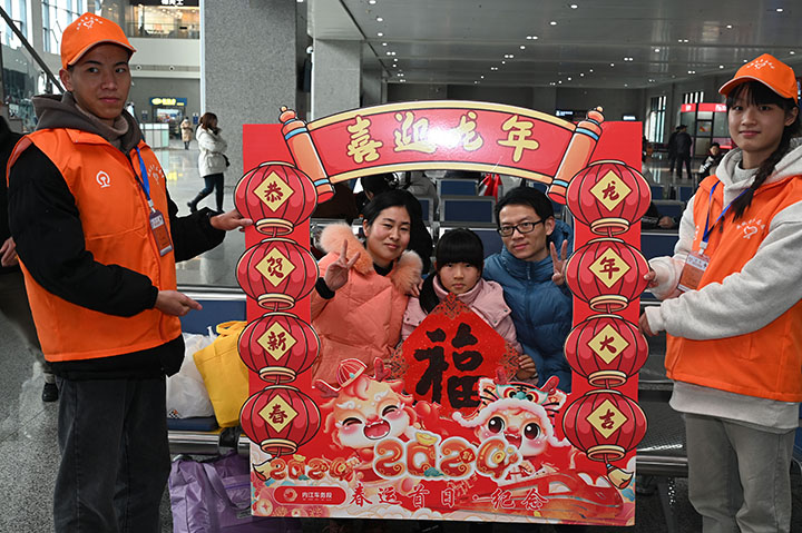图5  高铁内江北站，旅客在“春运首日纪念”标识旁打卡留念。.jpg