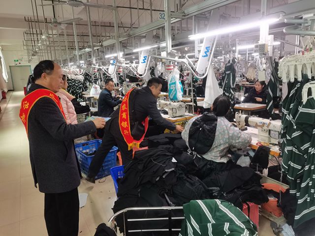 2宣传志愿者队伍走进园区企业开展宣传.jpg