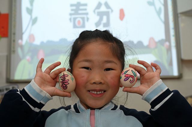 1710923267992966.jpg 图2 2024年3月18日,四川省内江市东兴区阳光幼儿园,小朋友在老师带领下体验绘彩蛋和竖鸡蛋等传统习俗。.jpg