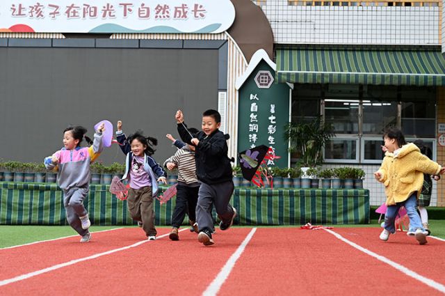 1710923270697849.jpg 图3 小朋友在放飞自己制作的风筝.jpg