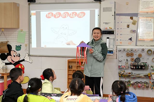 图5  小朋友在老师带领下学习春分节气知识.jpg