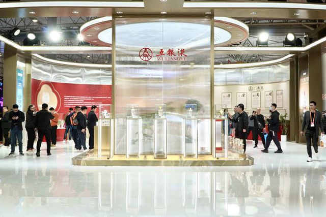 0 成都世纪城国际会展中心的五粮液主题展厅人潮涌动 罗梓毓摄.jpg