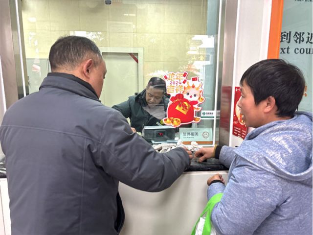 2李庄支行工作人员帮客户清点硬币 拷贝.jpg