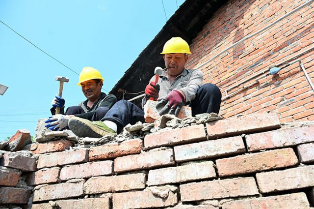 图5  3月27日，内江市东兴区新江街道高寺社区，志愿者在乡村公路沿线清杂去乱，美化家园。.jpg