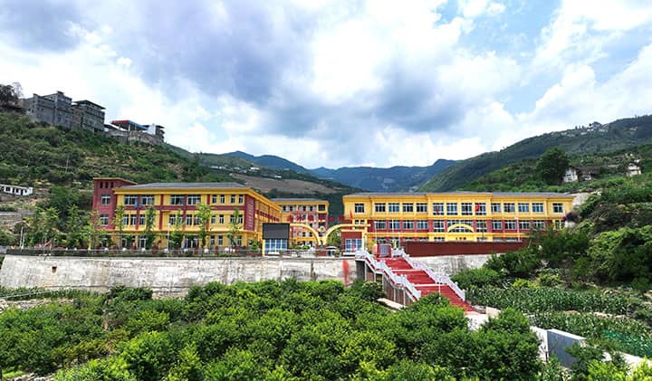 图1美丽的赤水镇中心小学校.jpg