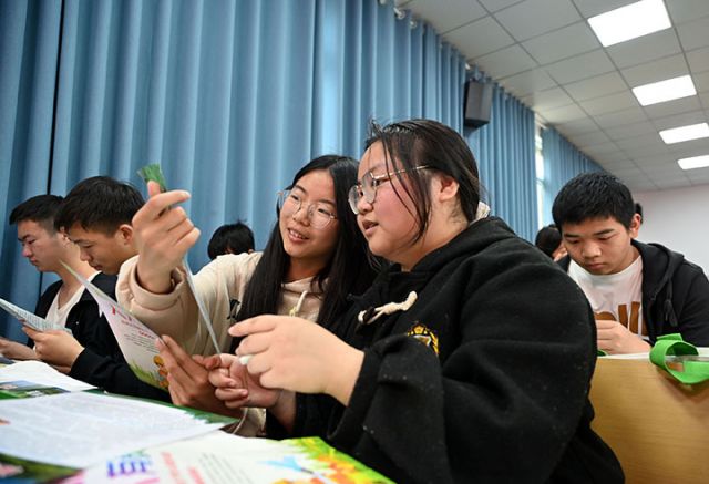 图3  3月29日，内江市第十二中学校，该校学生了解森林防灭火知识。.jpg