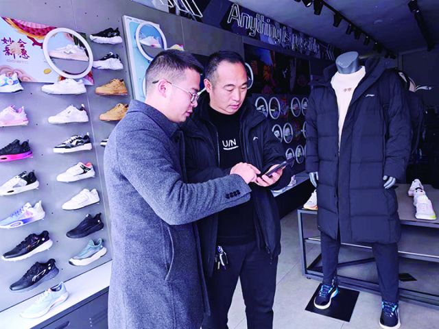 手把手教客户使用线上贷款产品  黄涛 摄.jpg