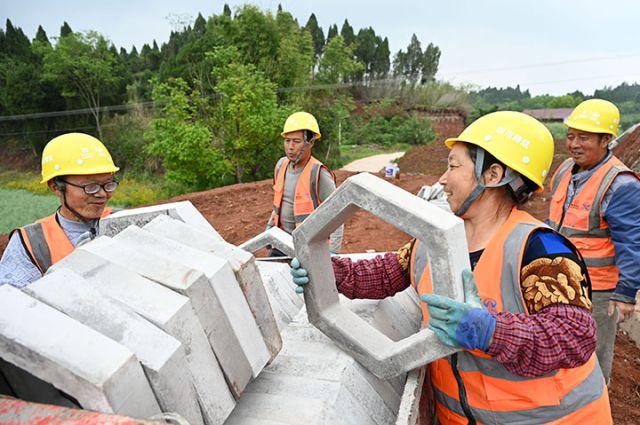 图2  建设者们搬运建设材料.jpg