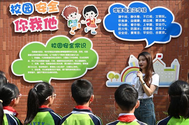 图2  2024年4月15日，四川省内江市东兴区实验小学校园里，老师利用国家安全教育文化长廊向学生们普及国家安全知识。.jpg