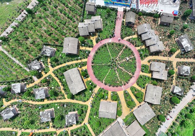 图3  4月14日，内江市东兴区田家镇正子村长江田园，玫瑰、月季、芍药等各类鲜花盛开，与镶嵌其间的游乐设施、农田、村庄，共同构成了如诗如画的乡村美景（无人机照片）。.jpg
