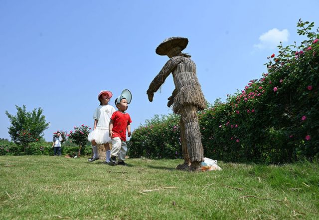 图5  游客在玫瑰花海中踏春赏花，领略如诗如画的乡村美景。.jpg
