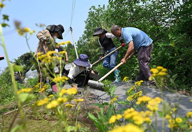 图4  2024年4月15日，四川省内江市东兴区椑木镇新田社区10组，建设者进行入户便民道路建设。.jpg