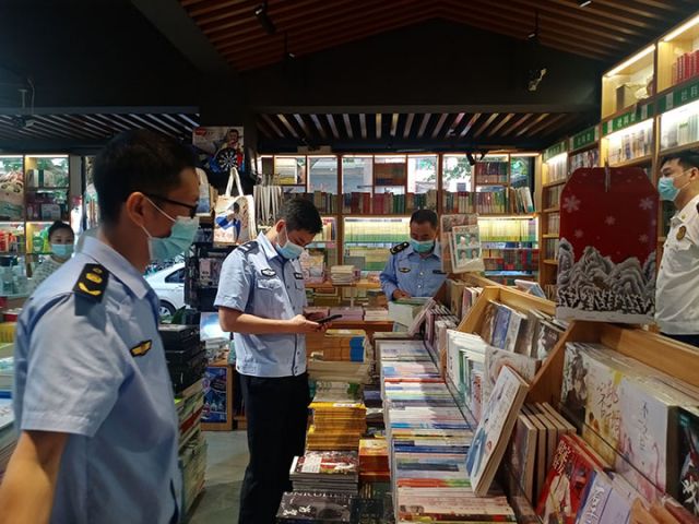 图2  市场监管执法人员开展知识产权执法检查.jpg